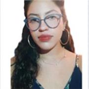 Profesora de filosofía imparte clases a estudiantes interesados de todas las edades